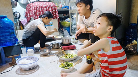Gói ghém cho Tết tươm tất- Ảnh 1. Bữa cơm tối những ngày cận Tết của gia đình người lao động tại một khu trọ ở quận Bình Tân - Ảnh: VŨ THỦY