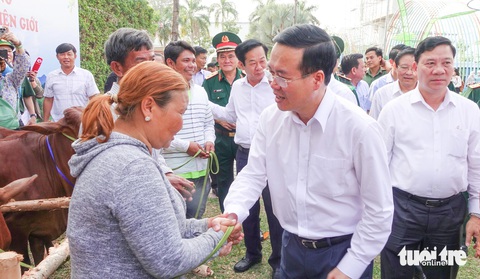 ‘Con bò giống, túi quà, cân gạo… là món quà ý nghĩa, thấm tình quân dân'- Ảnh 2. Chủ tịch nước Võ Văn Thưởng đến thăm và trao bò giống cho người dân vùng biên TP Hà Tiên - Ảnh: CHÍ CÔNG