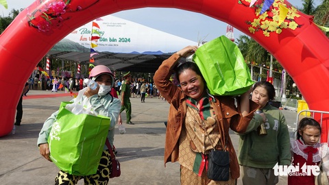 ‘Con bò giống, túi quà, cân gạo… là món quà ý nghĩa, thấm tình quân dân'- Ảnh 3. Người dân vùng biên Hà Tiên vui vẻ nhận quà Tết nhân dịp