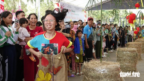 ‘Con bò giống, túi quà, cân gạo… là món quà ý nghĩa, thấm tình quân dân'- Ảnh 4. Các em học sinh vui chơi trò chơi dân gian trong ngày