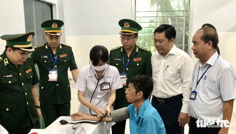 ‘Con bò giống, túi quà, cân gạo… là món quà ý nghĩa, thấm tình quân dân'- Ảnh 5. Bộ đội biên phòng và các bác sĩ ở địa phương khám bệnh và cấp thuốc miễn phí cho người dân Hà Tiên - Ảnh: CHÍ CÔNG