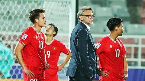 Asian Cup 2023: HLV Troussier đối mặt nhiều vấn đề- Ảnh 1. Nhân sự là một trong những vấn đề HLV Troussier cần phải tính toán nhằm thực hiện thành công lối chơi kiểm soát bóng ở đội tuyển Việt Nam - Ảnh: HOÀNG TUẤN