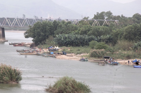 Kiểm tra bến bãi cát tặc, bí thư huyện ủy nói 'ngồi máy lạnh miết sao thấy được hiện trường'- Ảnh 8. Dù trộm cát nhưng bến bãi tập kết của cát tặc lại hoạt động công khai và rất rộng - Ảnh: TRẦN MAI