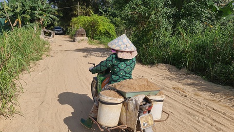 Kiểm tra bến bãi cát tặc, bí thư huyện ủy nói 'ngồi máy lạnh miết sao thấy được hiện trường'- Ảnh 6. Những chiếc xe máy công khai trộm cát ở mỏ cát Trường Xuân Thọ Lộc (xã Tịnh Hà) - Ảnh: TRẦN MAI