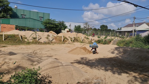 Kiểm tra bến bãi cát tặc, bí thư huyện ủy nói 'ngồi máy lạnh miết sao thấy được hiện trường'- Ảnh 7. Nhiều vị trí trống trên đường dân sinh ở xã Tịnh Hà trở thành nơi chứa cát - Ảnh: TRẦN MAI
