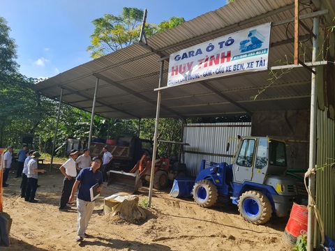 Kiểm tra bến bãi cát tặc, bí thư huyện ủy nói 'ngồi máy lạnh miết sao thấy được hiện trường'- Ảnh 5. Gara ô tô "mọc" dưới bờ sông và trở thành nơi chứa xe xúc cát - Ảnh: TRẦN MAI