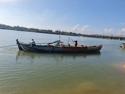 Kiểm tra bến bãi cát tặc, bí thư huyện ủy nói 'ngồi máy lạnh miết sao thấy được hiện trường'- Ảnh 1. Thời điểm bí thư huyện ủy đi kiểm tra, một ghe hút cát trái phép vội vã rời khỏi bến - Ảnh: TRẦN MAI