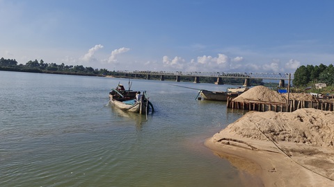 Kiểm tra bến bãi cát tặc, bí thư huyện ủy nói 'ngồi máy lạnh miết sao thấy được hiện trường'- Ảnh 3. Thời điểm kiểm tra, nhiều ụ cát lớn của cát tặc đổ khắp các bến đáp hàng - Ảnh: TRẦN MAI