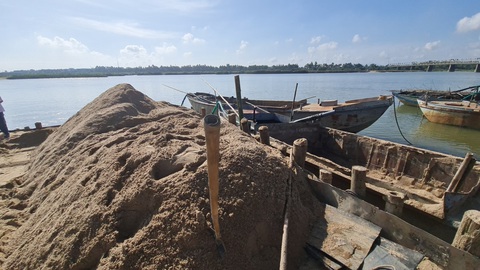 Kiểm tra bến bãi cát tặc, bí thư huyện ủy nói 'ngồi máy lạnh miết sao thấy được hiện trường'- Ảnh 4. Một ụ cát vừa được chuyển từ máy hút lên bờ, bên cạnh nhiều ghe hút cát trái phép công khai đậu đỗ - Ảnh: TRẦN MAI