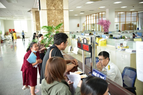 Áp thuế cao với người nhiều nhà, đất: Khó nhưng phải làm- Ảnh 7. Người dân và doanh nghiệp làm thủ tục về thuế tại Cục Thuế TP.HCM - Ảnh: T.T.D.