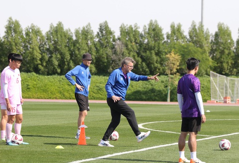 Phạm Tuấn Hải: 'Đội tuyển Việt Nam đang tiến gần trình độ châu Á'- Ảnh 4. HLV Philippe Troussier vẫn nhiệt tình hướng dẫn các cầu thủ - Ảnh: HOÀNG TUẤN
