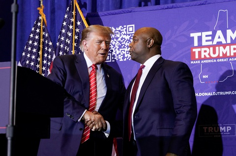Được đồng minh của đối thủ ủng hộ, ông Trump thuận lợi tại New Hampshire- Ảnh 1. Cựu tổng thống Mỹ Donald Trump (trái), ứng viên tranh cử tổng thống của Đảng Cộng hòa, bắt tay thượng nghị sĩ Tim Scott tại buổi vận động tranh cử ở bang New Hampshire ngày 19-1 - Ảnh: REUTERS