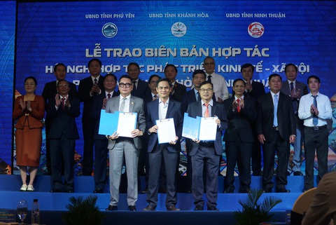 Khánh Hòa, Phú Yên và Ninh Thuận đẩy mạnh phát triển liên kết vùng- Ảnh 3. Cũng tại buổi hội nghị, Hiệp hội Doanh nhân trẻ 3 tỉnh đã trao biên bản hợp tác - Ảnh: TRẦN HƯỚNG