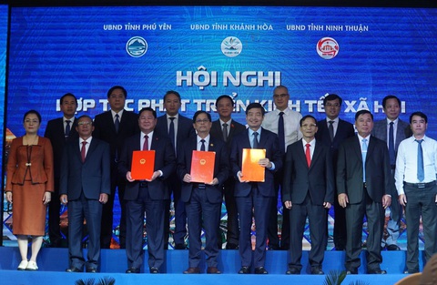 Khánh Hòa, Phú Yên và Ninh Thuận đẩy mạnh phát triển liên kết vùng- Ảnh 1. Chủ tịch UBND 3 tỉnh Khánh Hòa - Phú Yên - Ninh Thuận ký biên bản thỏa thuận hợp tác phát triển liên kết vùng - Ảnh: TRẦN HƯỚNG