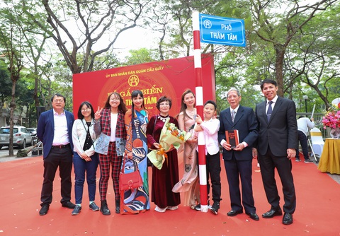 Gia đình nhà thơ Thâm Tâm trong lễ gắn biển phố Thâm Tâm - Ảnh: QUANG ANH Gia đình nhà thơ Thâm Tâm trong lễ gắn biển phố Thâm Tâm - Ảnh: QUANG ANH