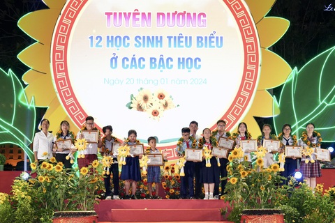 TP Thủ Đức tròn 3 tuổi: Phát triển dựa vào kinh tế tri thức, đổi mới sáng tạo- Ảnh 3. TP Thủ Đức tuyên dương 12 học sinh tiêu biểu - Ảnh: HỮU HẠNH