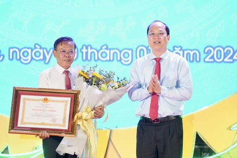 TP Thủ Đức tròn 3 tuổi: Phát triển dựa vào kinh tế tri thức, đổi mới sáng tạo- Ảnh 2. Phó bí thư thường trực TP.HCM Nguyễn Hồ Hải (bên phải) trao Huân chương Lao động hạng ba cho Bí thư Thành ủy TP Thủ Đức Nguyễn Hữu Hiệp - Ảnh: HỮU HẠNH