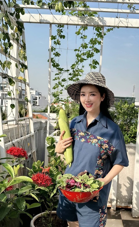 Bí quyết kéo dài tuổi xuân của hoa hậu Giáng My- Ảnh 1. Hoa hậu Giáng My hái mướp và cắt rau nhà trồng - Ảnh: NVCC