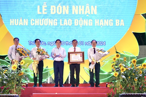 TP Thủ Đức tròn 3 tuổi: Phát triển dựa vào kinh tế tri thức, đổi mới sáng tạo- Ảnh 1. Tập thể Đảng bộ, chính quyền và nhân dân TP Thủ Đức nhận Huân chương Lao động hạng ba - Ảnh: HỮU HẠNH