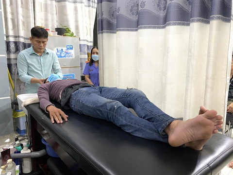 Vụ thợ tóc bị thiếu nữ tố dâm ô: Tạm đình chỉ điều tra nhưng bị can không hay biết?- Ảnh 1. Ông Lâm Văn Tài lúc thực nghiệm hiện trường - Ảnh: T.L.