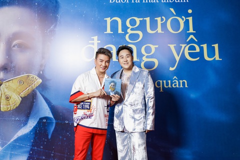 Trung Quân chơi tất tay với album kỷ niệm 15 năm ca hát, ra mắt cùng lúc 8 MV cho 'đã cái nư'- Ảnh 3. Ca sĩ Đàm Vĩnh Hưng (trái) đến chúc mừng đàn em