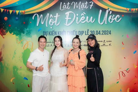 Lý Hải dùng tiền túi, thưởng nóng cho ê kíp Lật mặt 7- Ảnh 3. Đinh Y Nhung, Hoài An và vợ chồng Lý Hải, Minh Hà trong bữa tiệc