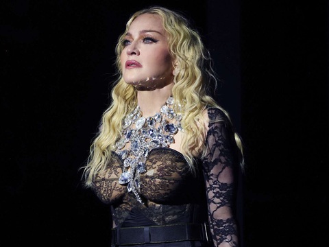 Bắt khán giả chờ 2 tiếng, siêu sao Madonna bị kiện- Ảnh 1. Madonna biểu diễn trong The Celebration Tour ở London vào tháng 10-2023 - Ảnh: WIRE IMAGE