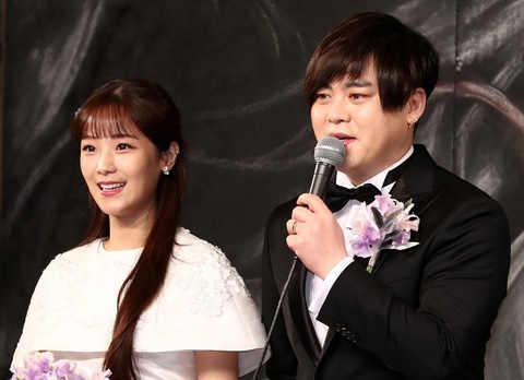 Năm 2017 ca sĩ Moon Hee Joon đã xin lỗi người hâm mộ trước khi tổ chức đám cưới - Ảnh: Yonhap Năm 2017, ca sĩ Moon Hee Joon (phải) đã xin lỗi người hâm mộ trước khi tổ chức đám cưới - Ảnh: Yonhap
