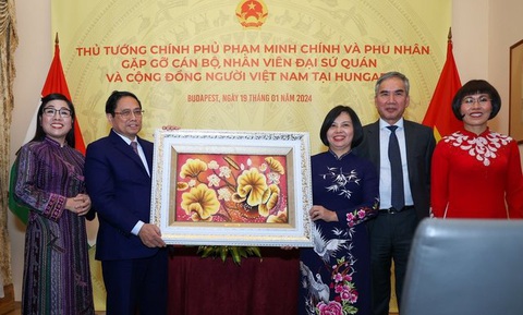 Thủ tướng và Phu nhân tặng quà Đại sứ quán và đại diện cộng đồng người Việt Nam tại Hungary - Ảnh: VGP Thủ tướng và phu nhân tặng quà cho Đại sứ quán và đại diện cộng đồng người Việt Nam tại Hungary - Ảnh: VGP