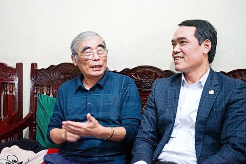 Đạo thầy trò - Kỳ 9: Bữa cơm của thầy trò ở ký túc xá- Ảnh 2. Thầy trò ôn lại kỷ niệm ân tình - Ảnh: VŨ TUẤN