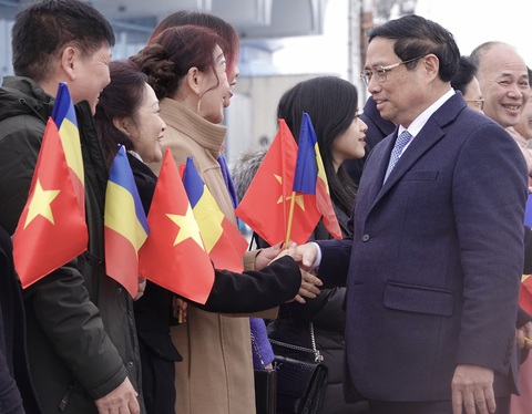 Thủ tướng Phạm Minh Chính bắt tay cán bộ đại sứ quán và kiều bào tại sân bay ở Bucharest - Ảnh: QUỲNH TRUNG Thủ tướng Phạm Minh Chính bắt tay cán bộ Đại sứ quán Việt Nam và kiều bào tại sân bay ở Bucharest - Ảnh: QUỲNH TRUNG