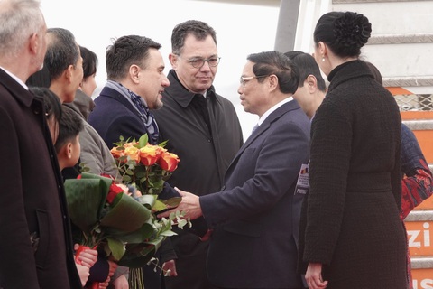 Các quan chức Romania đón Thủ tướng Phạm Minh Chính tại chân cầu thang máy bay - Ảnh: QUỲNH TRUNG Các quan chức Romania đón Thủ tướng Phạm Minh Chính tại chân cầu thang máy bay - Ảnh: QUỲNH TRUNG