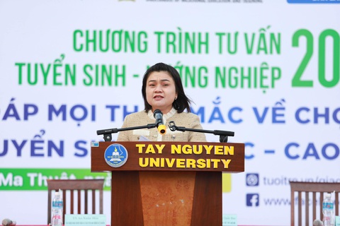 Bà H’Yim Kđoh - phó chủ tịch UBND tỉnh Đắk Lắk, phát biểu tại chương trình - Ảnh: TRUNG TÂN Bà H’Yim Kđoh - phó chủ tịch UBND tỉnh Đắk Lắk: "Chương trình tư vấn tuyển sinh hướng nghiệp giúp các em chọn đúng ngành nghề theo sở trường, thế mạnh của bản thân và phù hợp với điều kiện gia đình" - Ảnh: TRUNG TÂN