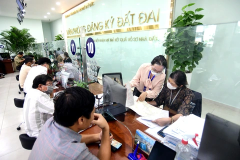 Áp thuế cao với người nhiều nhà, đất: Khó nhưng phải làm- Ảnh 1. Người dân làm thủ tục đất đai tại bộ phận tiếp nhận và trả kết quả hồ sơ lĩnh vực đất đai TP Thủ Đức (TP.HCM) - Ảnh: QUANG ĐỊNH