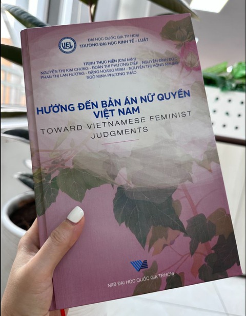 TS Trịnh Thục Hiền: Nữ quyền không bảo vệ người phụ nữ một cách thiên kiến- Ảnh 5. Sách Hướng đến bản án nữ quyền Việt Nam do TS Trịnh Thục Hiền chủ biên