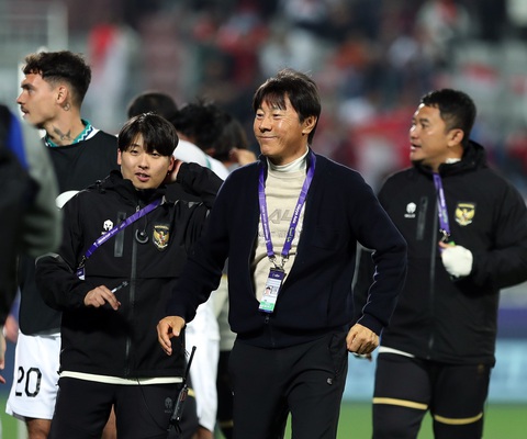 HLV Shin Tae Young: Tuyển Indonesia thắng có phần may mắn- Ảnh 1. HLV Shin Tae Young vui mừng sau trận thắng 1-0 trước Việt Nam - Ảnh: HOÀNG TUẤN