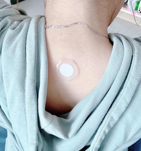 Nghệ sĩ lại quảng bá miếng dán kích hoạt tế bào gốc ‘thải độc cơ thể’, chuyên gia phản đối- Ảnh 1. Miếng dán kích hoạt tế bào gốc được quảng cáo rầm rộ trên mạng xã hội có công dụng trị bách bệnh - Ảnh: Chụp từ mạng xã hội