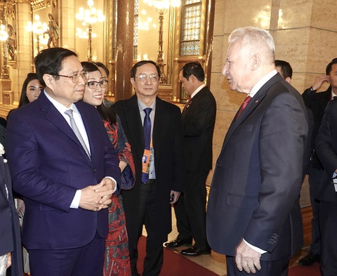 'Việt Nam là điểm đến ổn định trong thế giới bất ổn'- Ảnh 1. Phó chủ tịch Quốc hội Hungary Jakab István (phải) đón tiếp Thủ tướng Phạm Minh Chính và phu nhân thăm tòa nhà Quốc hội ở Budapest vào trưa 19-1 (giờ địa phương) - Ảnh: QUỲNH TRUNG