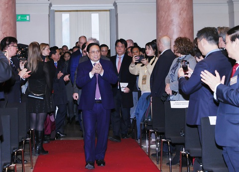 Thủ tướng Phạm Minh Chính thăm đại học hàng đầu Hungary- Ảnh 1. Thủ tướng Phạm Minh Chính đến Đại học Hành chính công quốc gia Hungary - Ảnh: NHẬT BẮC