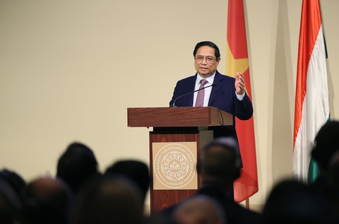 Thủ tướng Phạm Minh Chính thăm đại học hàng đầu Hungary- Ảnh 2. Thủ tướng Phạm Minh Chính phát biểu tại Đại học Hành chính công quốc gia Hungary - Ảnh: NHẬT BẮC