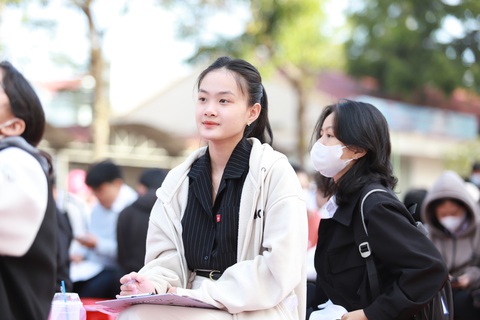 Học sinh lớp 11 có nên đăng ký thi đánh giá năng lực?- Ảnh 7. Học sinh nghe và ghi chép thông tin do thầy cô cung cấp tại buổi tư vấn tuyển sinh - hướng nghiệp ở Đắk Lắk sáng nay 20-1 - Ảnh: TRUNG TÂN