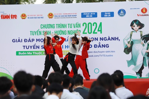 Hôm nay tư vấn tuyển sinh tại Đắk Lắk, Nam Định- Ảnh 5. Tiết mục văn nghệ sôi động trước khi chính thức bắt đầu chương trình tư vấn tại Trường đại học Tây Nguyên (567 Lê Duẩn, TP Buôn Ma Thuột, Đắk Lắk) sáng 20-1 - Ảnh: TRUNG TÂN