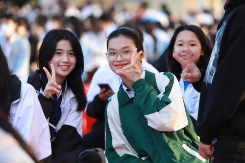 Học sinh lớp 11 có nên đăng ký thi đánh giá năng lực?- Ảnh 6. Học sinh nữ tại chương trình tư vấn tuyển sinh hướng nghiệp - Ảnh: TRUNG TÂN