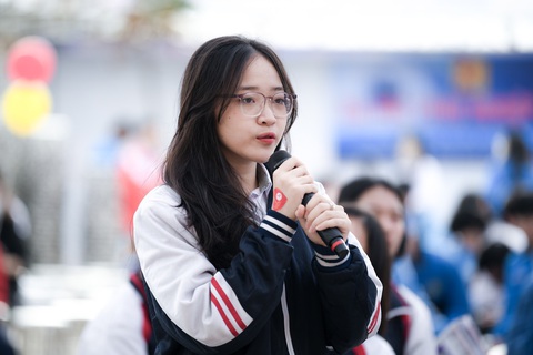Học sinh lớp 11 có nên đăng ký thi đánh giá năng lực?- Ảnh 3. Học sinh đặt câu hỏi với ban tư vấn tại chương trình sáng 20-1 - Ảnh: NAM TRẦN