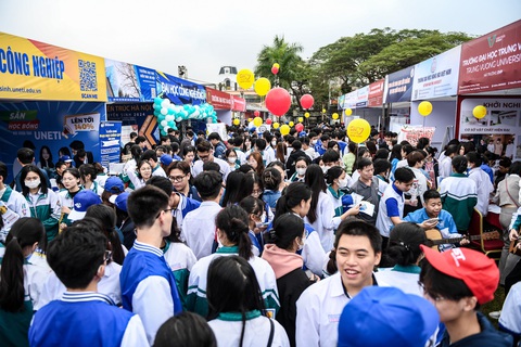 Học sinh lớp 11 có nên đăng ký thi đánh giá năng lực?- Ảnh 8. Học sinh đến chương trình tư vấn tuyển sinh - hướng nghiệp do báo Tuổi Trẻ phối hợp các đơn vị tổ chức sáng 20-1 - Ảnh: NAM TRẦN
