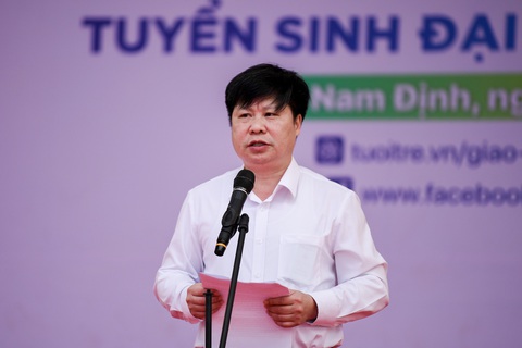 Học sinh lớp 11 có nên đăng ký thi đánh giá năng lực?- Ảnh 14. Ông Vũ Đức Thọ, phó giám đốc Sở Giáo dục và Đào tạo Nam Định, tại chương trình sáng 20-1 - Ảnh: NAM TRẦN