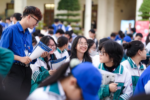 Học sinh lớp 11 có nên đăng ký thi đánh giá năng lực?- Ảnh 16. Học sinh đến dự chương trình nhận được sự hướng dẫn và hỗ trợ nhiệt tình từ các anh chị đoàn viên thanh niên - Ảnh: NAM TRẦN