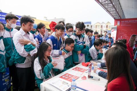 Học sinh lớp 11 có nên đăng ký thi đánh giá năng lực?- Ảnh 13. Học sinh tập trung tại gian tư vấn của Đại học Bách khoa Hà Nội trong khuôn khổ chương trình sáng 20-1 - Ảnh: NAM TRẦN
