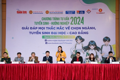 Học sinh lớp 11 có nên đăng ký thi đánh giá năng lực?- Ảnh 2. Ban tư vấn cung cấp những thông tin quan trọng cho học sinh tại chương trình sáng 20-1 - Ảnh: NAM TRẦN