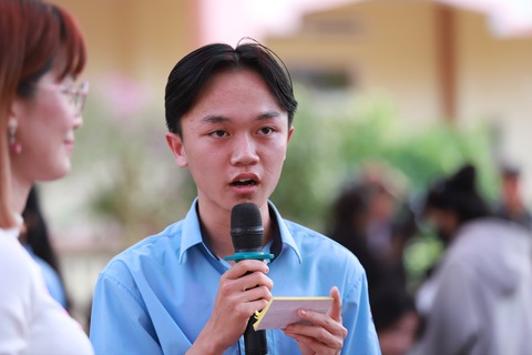 Bạn Võ Văn Đan - THPT Võ Văn Kiệt (huyện Ea H’leo, tỉnh Đắk Lắk) đạt câu hỏi về xu hướng hiện tại của AI - Ảnh: THẾ THẾ Bạn Võ Văn Đan, Trường THPT Võ Văn Kiệt (huyện Ea H’leo, tỉnh Đắk Lắk), đạt câu hỏi với ban tư vấn tại Chương trình tư vấn tuyển sinh hướng nghiệp do báo Tuổi Trẻ phối hợp các đơn vị tổ chức ngày 20-1-2024 - Ảnh: THẾ THẾ